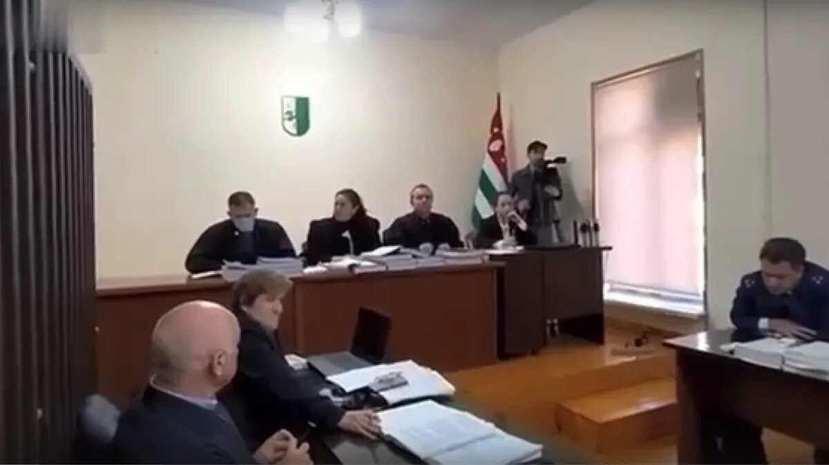 На судебном заседании старушке задали вопрос от ответа судья полез под стол