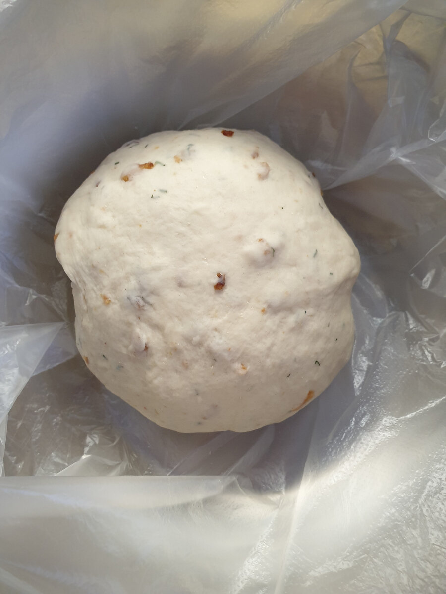 Белое тесто, я добавила немного шкварок и укропчика.