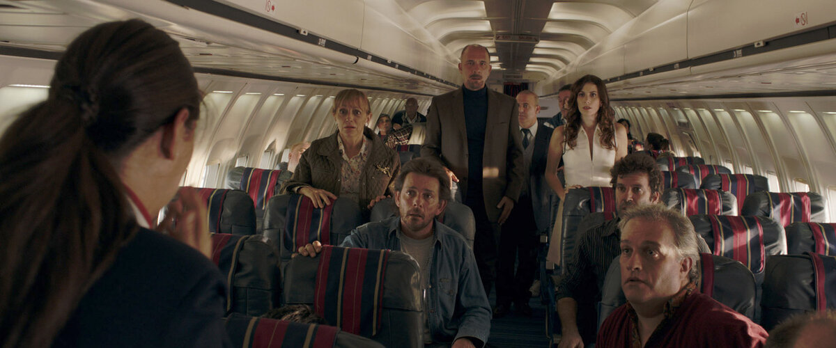 Лиам нисон в самолете. Люди в самолете. Невероятные приключения итальянцев в россии самолет. Дарио грандинетти дикие истории. Флайт 7500 фильм.