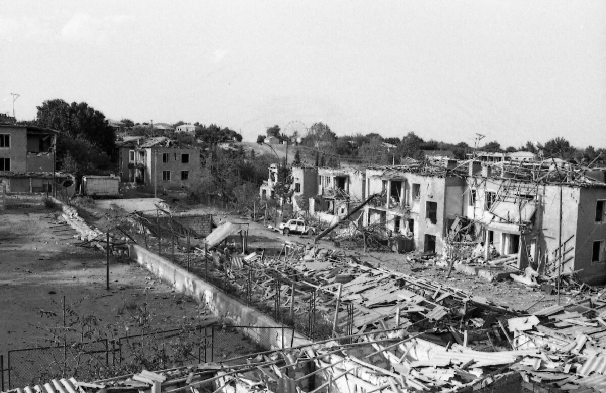Квартал карабахского города Мартакерт после азербайджанской бомбардировки в июле 1992 года
