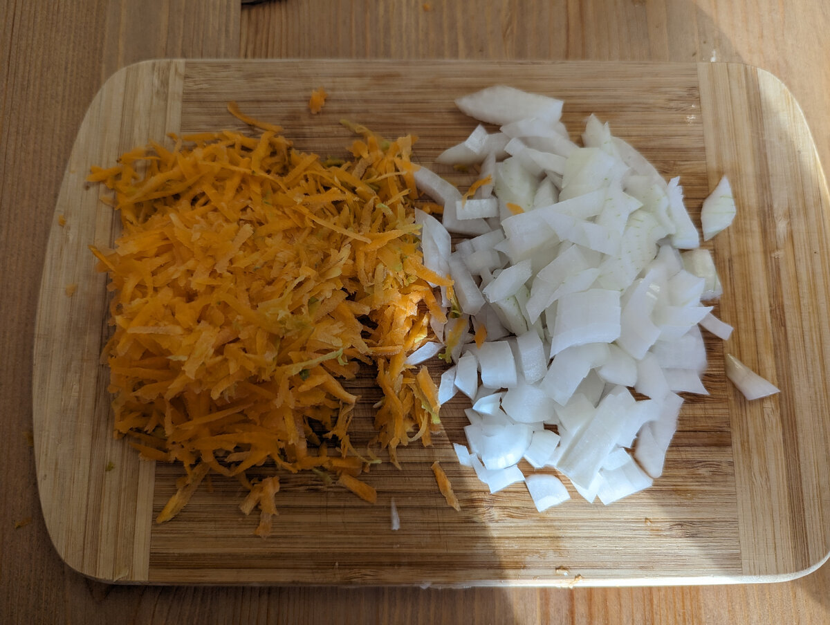 Подготовленный лук и морковь