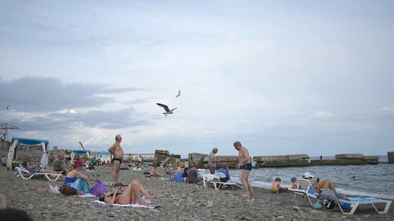    Бархатный сезон на Черном море по данным синоптиков продлится в России до 10 октября Белов Михаил Александрович