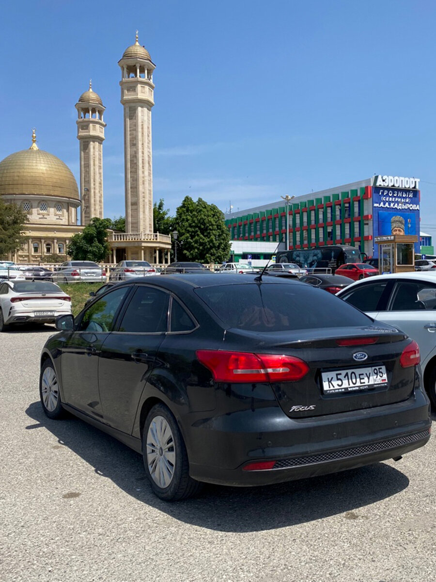 На заднем фоне аэропорт Северный