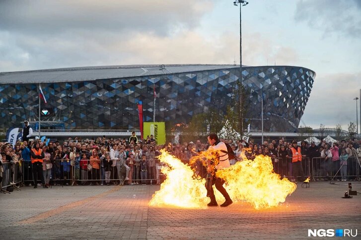 Около ледовой арены устроили шоу. Горожане смогли увидеть трюки с огнем Фото: Александр Ощепков / NGS.RU