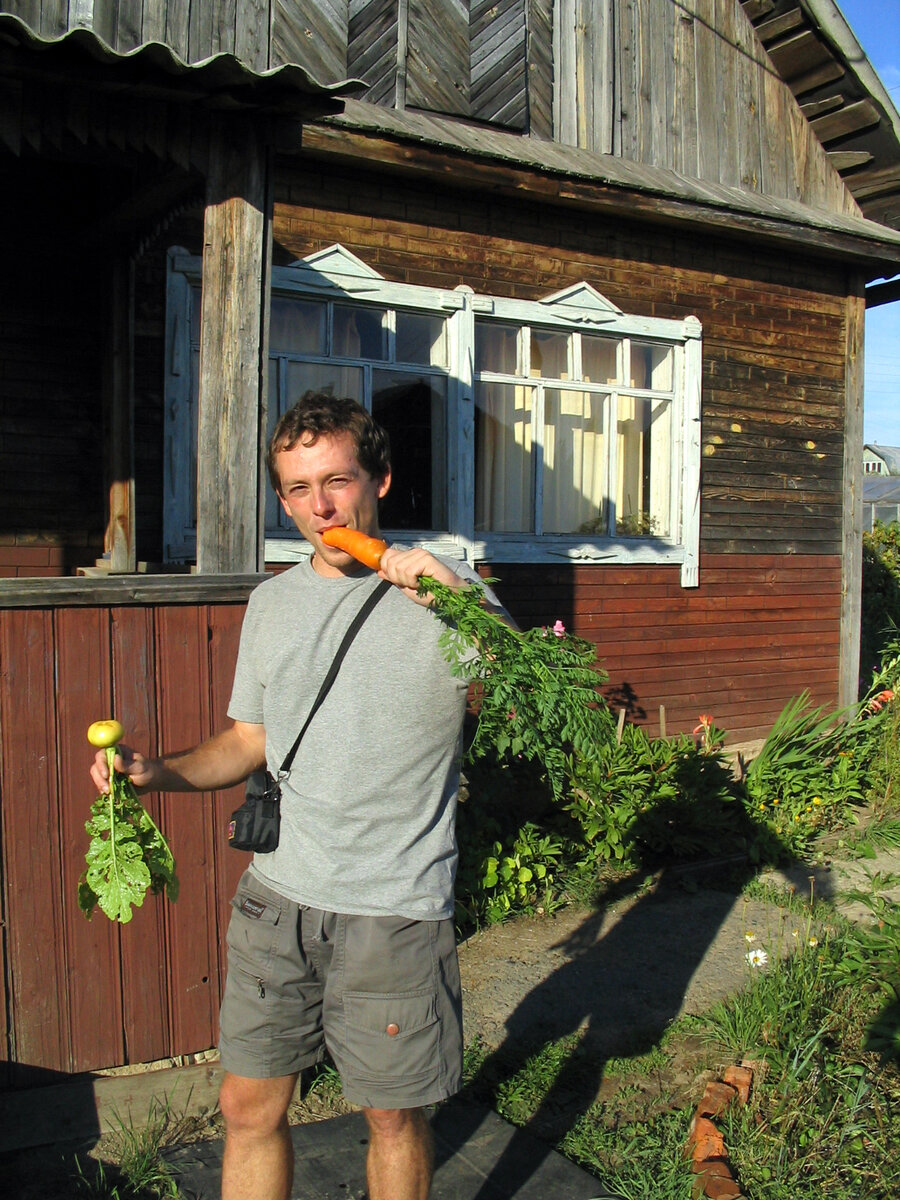 фото из архива автора: Паша у моей бабушки на огороде. Как он потом всем рассказывал: на Урале морковки огромные, а яблочки мелкие. 