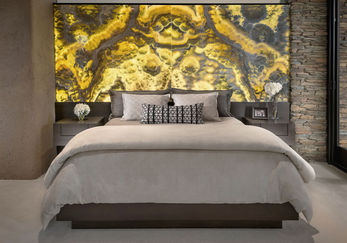 Включение оникса с подсветкой в интерьер спальни.