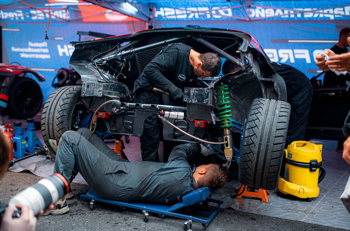    В результате автомобиль был сильно повреждён и механикам пришлось в срочном порядке его восстанавливать, однако пятничные тренировки пилот всё же пропустил.   
SINTEC Fresh Маркетплейс