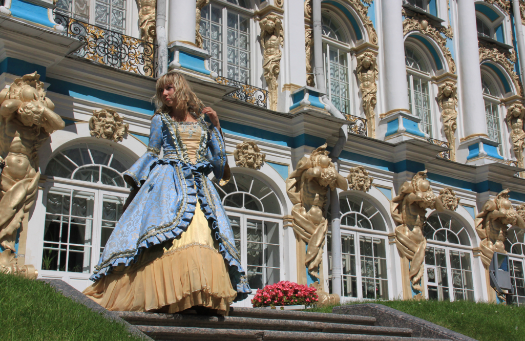 Лето, 2010 год, мне 16 лет, Царское село. Было прекрасно, но очень много туристов. Я первый раз в Питере и пребываю в шоке от красоты вокруг. Ездили с классом школы из Краснодара.