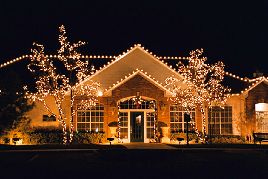 Christmas house. Украсить загородный дом гирляндами. Украшение деревянных домов гирляндами. Дом в гирляндах на новый год. Фасад иллюминация новый год.