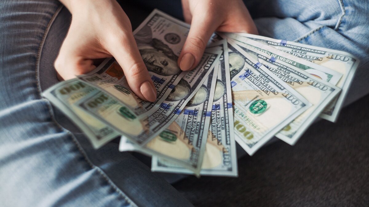     По словам эксперта, факторы, способствующие ослаблению российской нацвалюты, остаются в силе.