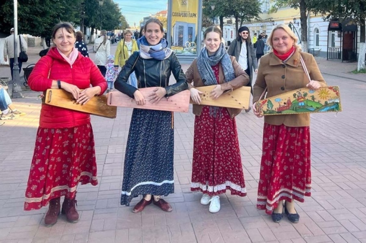    В центре Твери четыре подруги с гуслями пели об обесценивании лексики