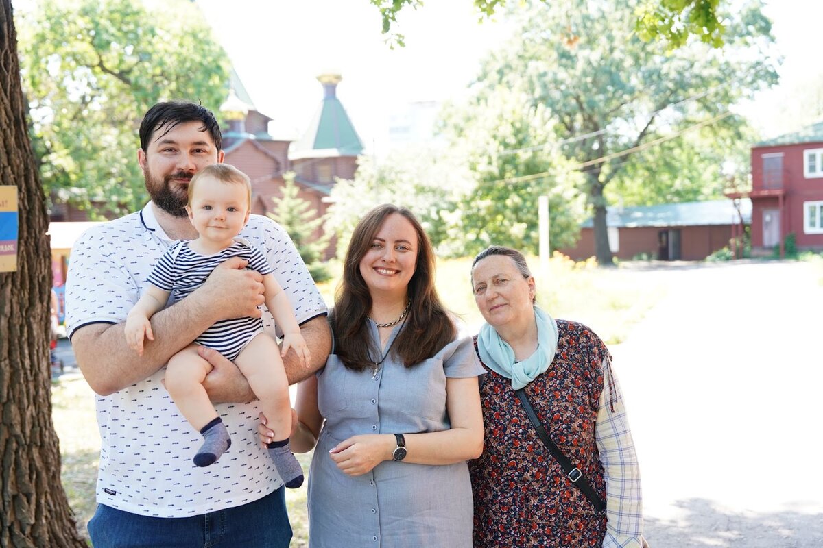 Семья Елены Стажук, основателя и руководителя «Русской Иконописной Школы» у храма перед Причастием