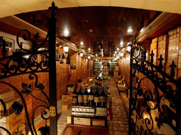 Вход в одну из самых больших винных коллекций в мире, расположенную в пещере в нескольких футах под землей в западной части Франции 