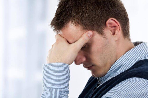 Почему сильно болит голова в области лба: основные симптомы мигрени
