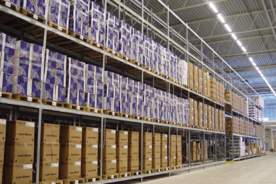  Фронтальный (паллетный) стеллаж, установленный в крупном складском терминале.