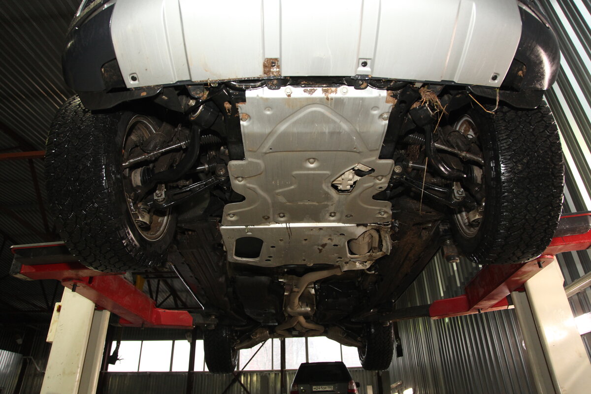 Платформа D7u досталась новому Disco от старшего брата Range Rover. Да, кузова разные, интерьер тоже, но стоит заглянуть под днище автомобиля, как родство начинает переть изо всех щелей. Плохо это? Отнюдь! Так, например, подвеска, перекочевавшая на Discovery 5 с Range Rover мощна и надежна. Ходить такая будет не менее 100 000 км. Но, в отличие от Disco 4, шаровые опоры теперь не меняются отдельно, а только вместе с рычагами, что без сомнения удорожает стоимость ремонта.