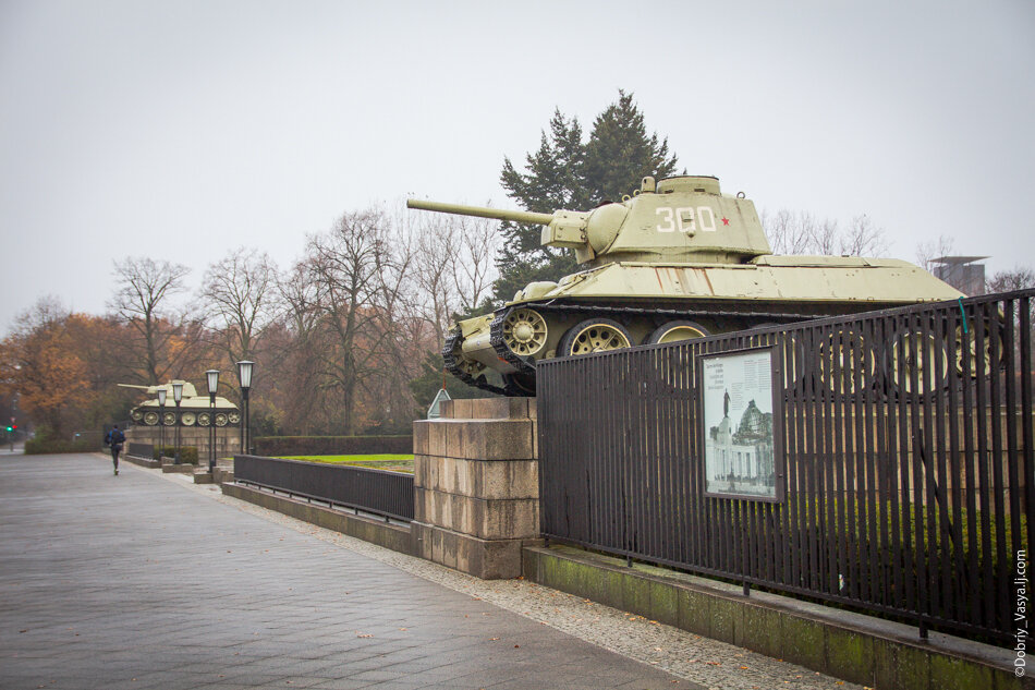 Берлин т. Памятник т-34 в Берлине. Танк т34 в Берлине памятник. Танки т 34 в Берлине памятник. Памятники т 34 85 в Берлине.