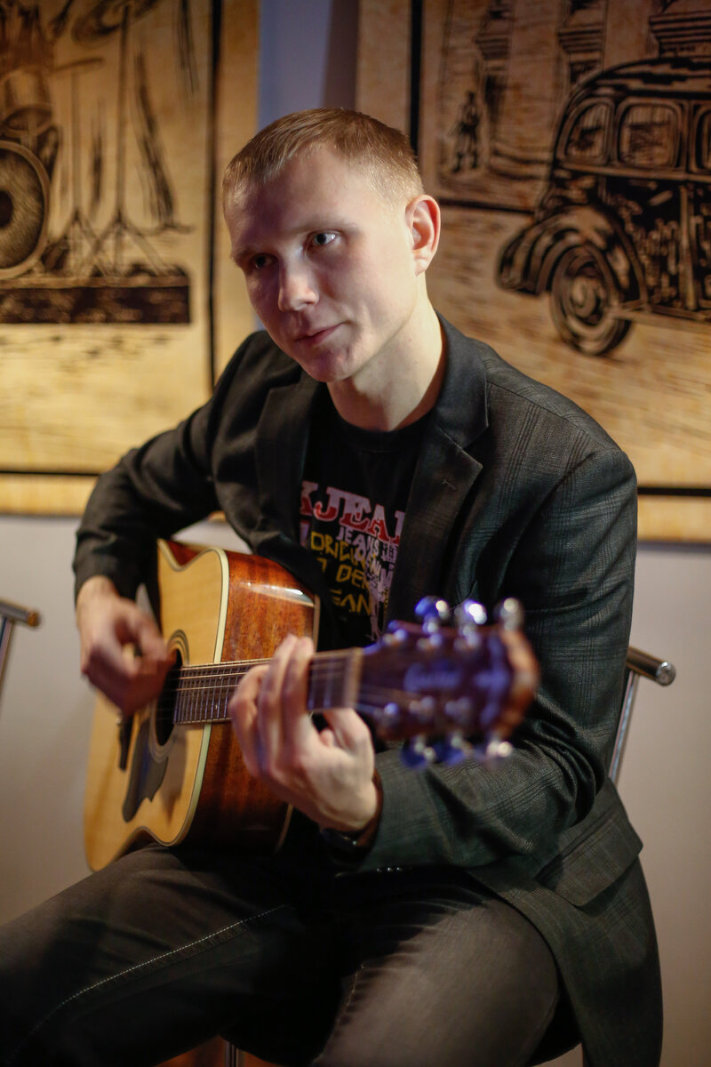 Привет, меня зовут Евгений Ефремов.

Начну с биографии. Родился в селе, в семье учителя физкультуры и воспитателя детского сада. Жили в частном доме, полным разной живностью . Что я помню с этого периода? Помню собаку, мотоцикл, драники, яму по среди двора, которую сам выкопал, соседских ребятишек, строящийся неподалеку дом. Хм, еще помню как учился ездить на велосипеде, как мерил лужи, делал лук и стрелы, как учился читать. Остального не помню. 


А теперь ближе к сути. На втором курсе в 2011 году сильно поправился. Был просто полный, а стал просто толстый. Когда весы показали заветные 100 кг, а люди стали говорить, что я стал "больше", у меня слетели розовые очки и единорожья пыль перестала застилать глаза. Для дополнительной мотивации 1 января побрился на лысо! Я начал искать информацию, о том как похудеть. Шастал по просторам интернета. Понял для себя 3 главных правила: пить достаточно воды, кушать 4-5 раз в день, контролировать углеводы. Этих простых правил мне хватило, чтобы за 2 МЕСЯЦА похудеть на 20 КГ. Я был безумно собой доволен и счастлив, что СМОГ. С тех пор и начал увлекаться питанием, здоровым образом жизни и т.д.
___
Итого, за плечами большой багаж знаний и умений , а именно:
- Прошел авторскую школу Кондакова В.С. http://www.azbukakondakov.com/
- Успешно прошел обучение на "консультанта по персональному здоровью в области рационального питания" в ФГБНУ НИИ " Медицины труда"
- Продолжаю обучаться на "консультанта по персональному здоровью"
___
ЧТО Я ХОЧУ?
Хочу НАУЧИТЬ людей слушать свой организм. Научить правильно питаться (правильно - это то состояние, когда человеку комфортно жить). Научить контролировать свой гормональный фон. Научить жить на качественно другом уровне, по средствам рационального питания и физической активности. ХОЧУ, чтобы здоровых людей было больше!
___
Считаю, что за 8 лет, которые я изучаю данный вопрос, у меня достаточно практических и теоретических наработок, чтобы повлиять на привычный порядок вещей и помочь людям стать чуточку лучше! 

Я еще я увлекаюсь музыкой и пою!)