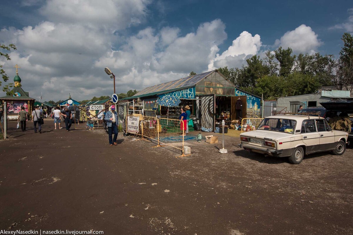 1. Это самый большой блошиный рынок в Подмосковье, недалеко от Сходни, в районе посёлка Новоподрезково. Называется он "Левша". 

