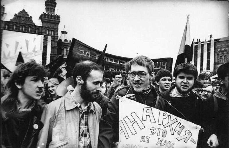 Петр Рябов (с плакатом на шее) на Первомайской демонстрации, 1990 год Фото: Влад Тупикин