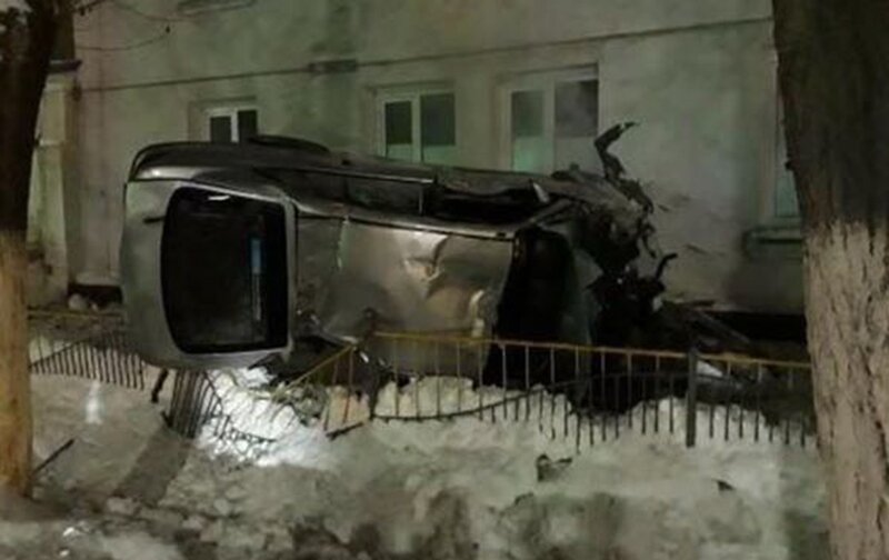  
В Уральске 26 декабря автоледи снесла ограждение и врезалась в здание колледжа, передает «Мой ГОРОД».
