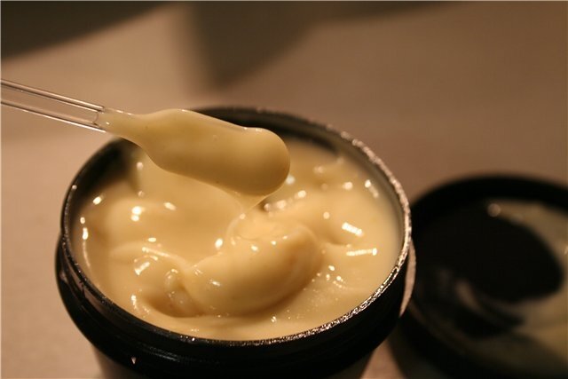 Барсучий жир содержит вещества, необходимые для человеческого организма. Он насыщен многочисленными витаминами A, E, K, а также B-комплексом B2, B3, B5, B9, B12. В нем содержатся также органические кислоты, ненасыщенный жир кислоты Омега-3, Омега-6, Омега-9, микро- и макроэлементы. Этот продукт обладает противовоспалительным и антиоксидантным действием, а также укрепляет иммунную систему.