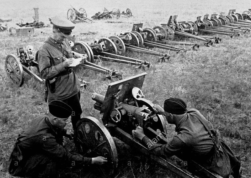 Захваченные японские орудия. Халхин-Гол, 1939 год.