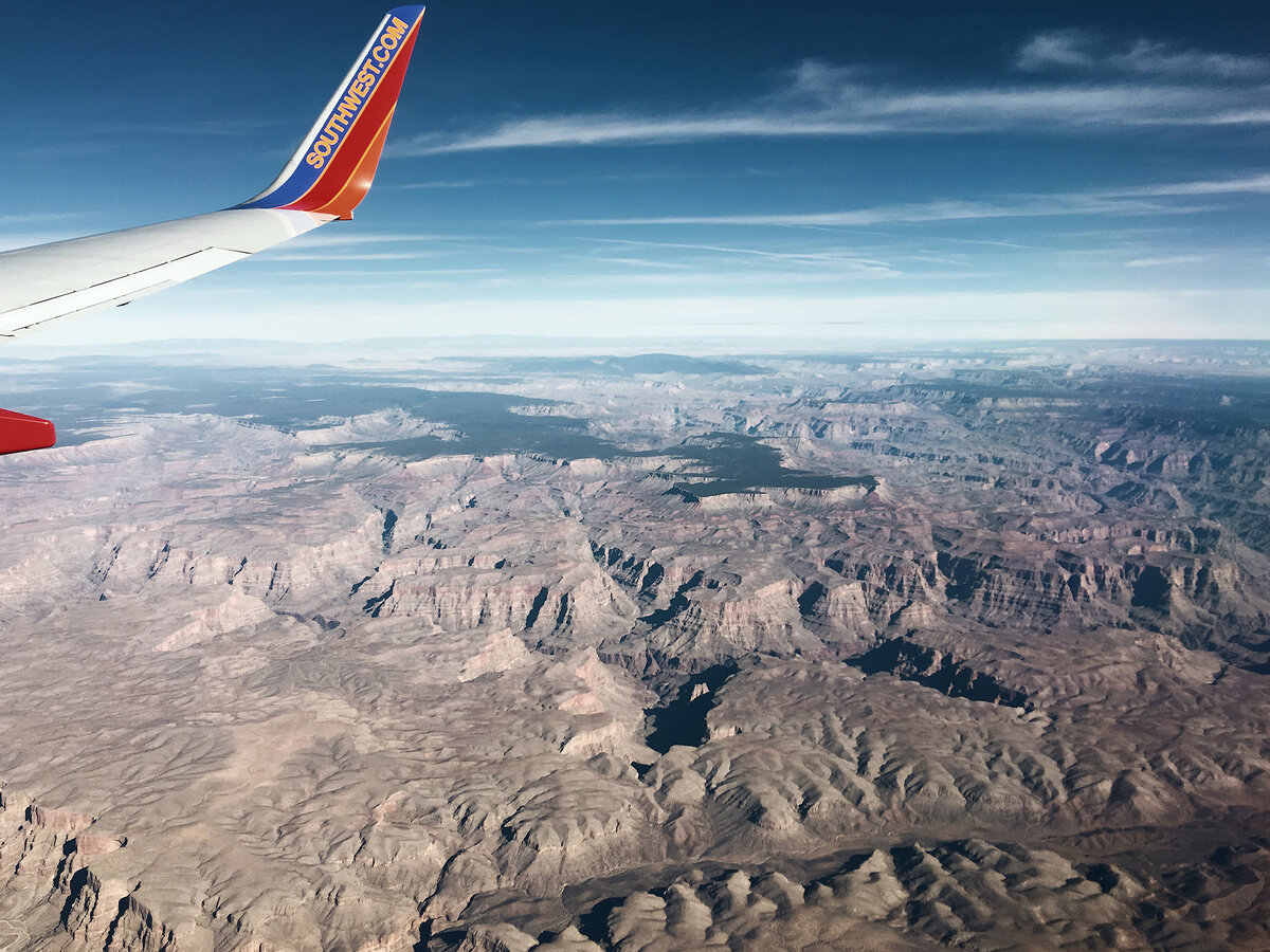 вид на Гранд-Каньон из иллюминатора самолета