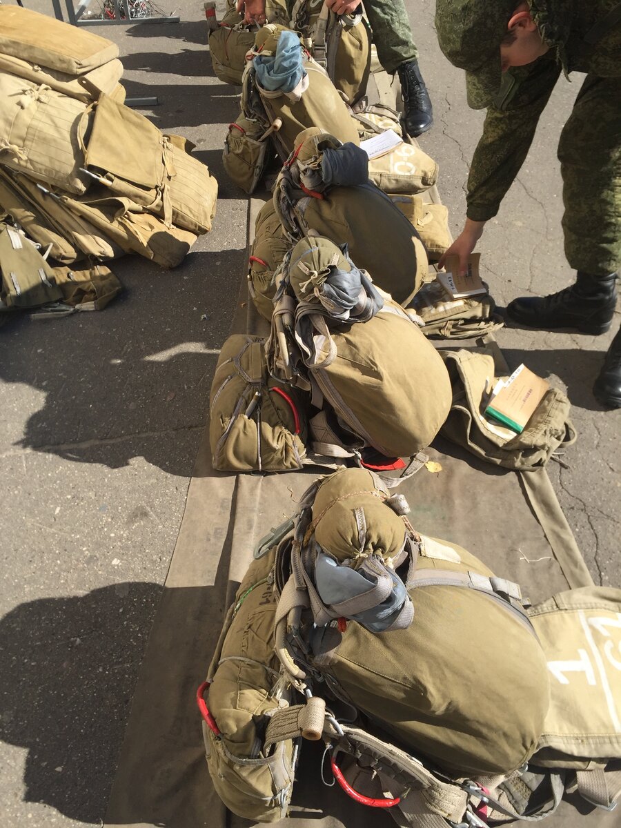 Уложенные парашюты ждут прыжка не меньше нас =)