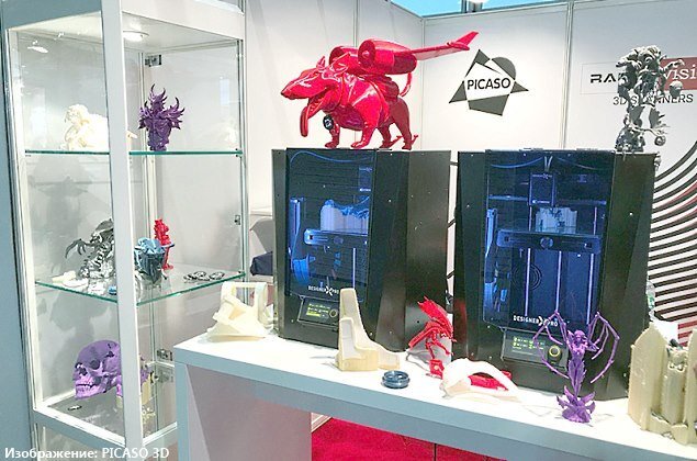 Российская компания PICASO 3D представила новейший принтер Designer X PRO. Принтер вызвал большой интерес у профессионалов, посетивших выставку.  Фирменная технология переключения между материалами JetSwitch от компании PICASO 3D делает этот принтер уникальным персональным 3D принтером -  высокое качество печати двумя материалами и компактность, широкий диапазон материалов печати и доступная цена. Европейские потребители ждут данное оборудование в продаже, а в России отгрузки идут полным ходом. На фотографии (выше) представлены образцы печати на 3D-принтере Designer X PRO.