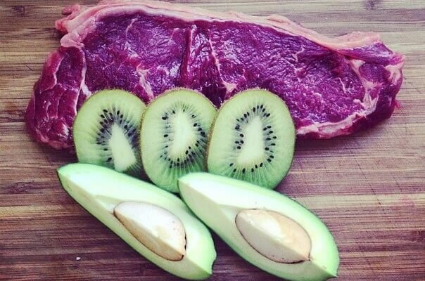  Ингридиенты

Нам потребуется:

Стейк стриплойн 200-300г

Киви 1 шт

Половина спелого авокадо

Киви режем кольцами, шириной около 3-5мм, авокадо на четвертинки- предварительно почистив и вынув кость.
