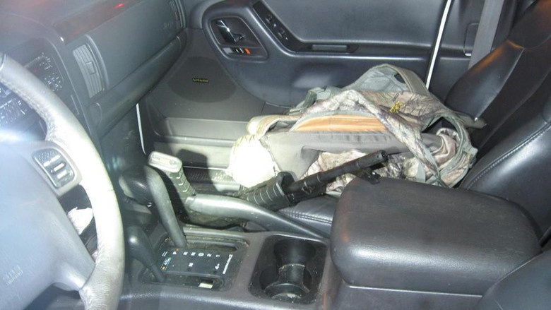 55-летний житель города Итонвилл, штат Вашингтон, был задержан в округе Пирс, штат Вашингтон, с автоматом АК-47, а также пистолетом. При задержании мужчина сказал, что оружие ему надо чтобы сражаться с людьми-ящерами ("lizard people"). Об этом сообщает komonews.com со ссылкой на окружной офис шерифа. По словам мужчины, о людях-ящерах его предупредил сам президент Дональд Трамп. После задержания мужчину поместили в психиатрическую лечебницу для обследования и оценки его психического состояния. Это случилось в 8 часов вечера в прошлую субботу. На номер 911 поступил тревожный звонок о том, что из белого автомобиля Jeep Cherokee, который остановился на пересечении 108th Street South и Pacific Avenue South, вышел мужчина с автоматом в руках. Когда полицейские окружили мужчину, они приказали ему положить оружие в автомобиль. Мужчина сделал это, но начал кричать о том, что нужно сообщить в новости о людях-ящерицах. После этого его захватили и он сопротивлялся, когда на него надевали наручники, поэтому полицейские применили электрошокер. При допросе задержанный сообщил, что он принимал метамфетамин, чтобы похудеть, а также выписанный по рецепту морфин, но заверял, что это не делает его психом и продолжал уверять, что люди-ящеры это реальность. Он рассказал, что когда он был в Итонвилле, ему звонил сам президент Трамп и рассказал о людях-ящерах, а еще сообщил, что "альфа-дракон" взял в заложники его семью. 