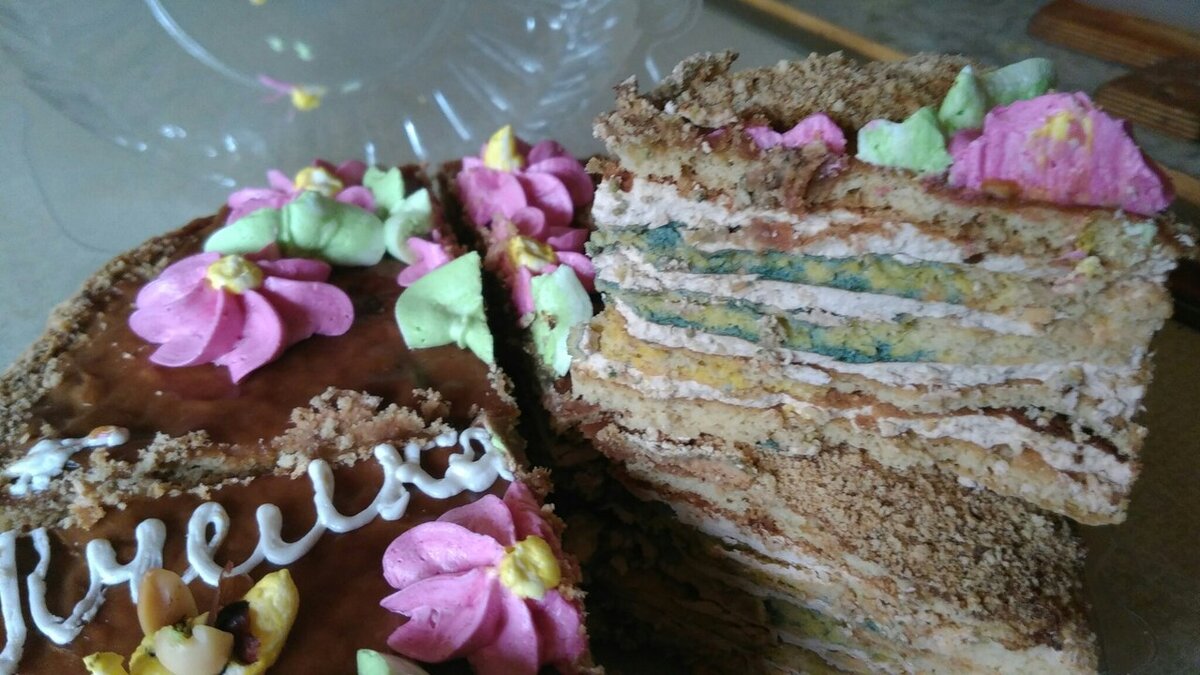 Пирожное «наполеон». Торт получается сухим. Торт получается сухим. Торт с медовыми коржами в сборке. Торт сухой круглый.