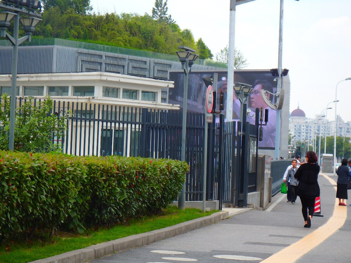 Как добраться
Станция метро China Art Museum, выход 3. Затем налево до входа на территорию музея. Выдают билеты, но никто их затем не спрашивает. 
На первом этаже есть неплохие магазинчики с сувенирами и книгами по искусству (купила 2 книги).
Вход на территорию.

