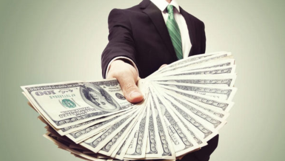 Если вы когда-либо общались со спортивными игроками, вы, вероятно, встречались с тем парнем, который любит размещать 10-ступенчатый мультиставка, а затем жалуется на то, как он их на 9-м шаге и как их спортивные ставки отстой. Видите ли, для букмекера: многоступенчатые ставки являются их наиболее прибыльными и, следовательно, наименее выгодными для вас. Причиной этого является концепция «границы». 
Маржа, которую делает букмекер, - это сумма прибыли, которую они ожидают сделать от своих клиентов на любой ставке, это делается путем настройки их шансов, чтобы они не соответствовали действительности. Когда вы делаете ставку, вы берете запас; это в основном «риск», который вы понесете, помеха, помещая вас на заднюю ногу и уменьшая ожидаемую отдачу.

Однако, когда вы делаете мульти-ставку, вы несете эту маржу снова и снова для каждого шага в мульти-создании очень плохих инвестиций в конце. Видите ли, букмекеры используют обещание очень большой отдачи - используя психологию, чтобы соблазнить игроков в кратковременную награду за высокий риск. Конечно, вы можете выиграть 10K на своем 15-ступенчатом мульти, который вы ставите только 100 долларов, так же, как я мог выиграть лотерею завтра всего за 20 долларов. Многократная ставка ставит стратегию ставок из окна: букмекеры любят, когда вы их принимаете, - избегайте их.