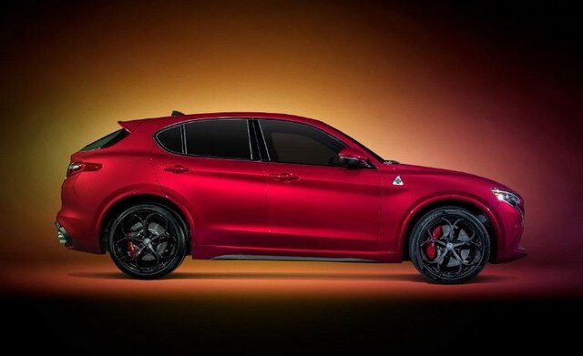 
Один тот факт, что такой автопроизводитель, как Alfa Romeo, все-таки существует, заслуживает того, чтобы его просто уважать. Но когда он также выпускает автомобили, которые не только отлично смотрятся, но и достаточно хорошо конкурируют с «большими мальчиками», это согревает сердца любителей автомобилей во всем мире. С Giulia Alfa показала, что может идти в ногу с немцами на спортивном рынке седанов, а также производить автомобиль, который хорошо выглядит.