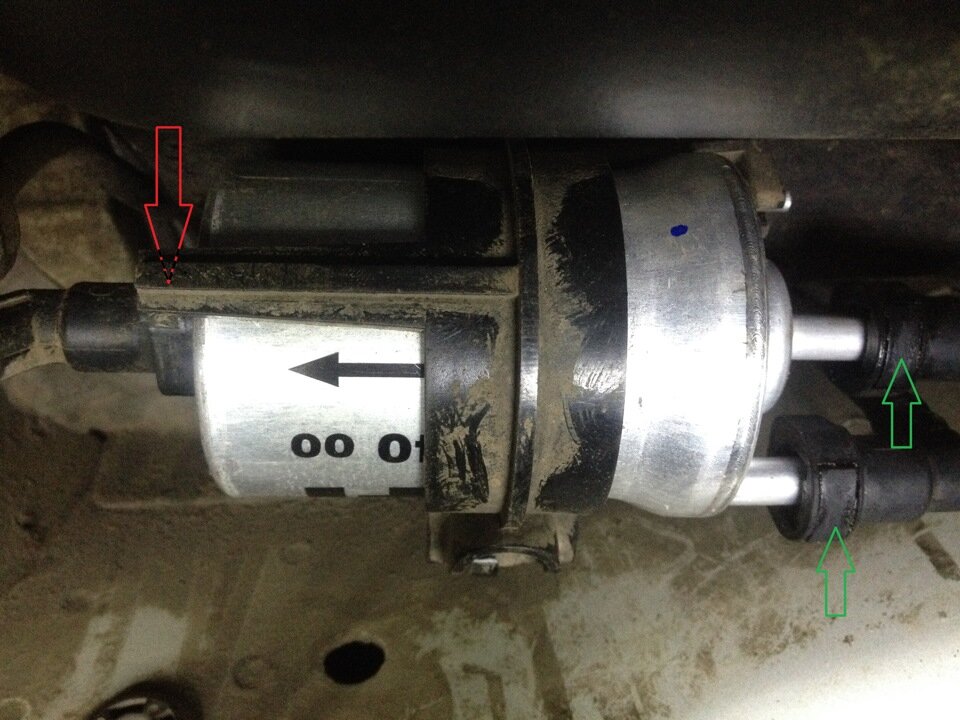 Два нажимных фиксатора снизу, один — со стороны днища.