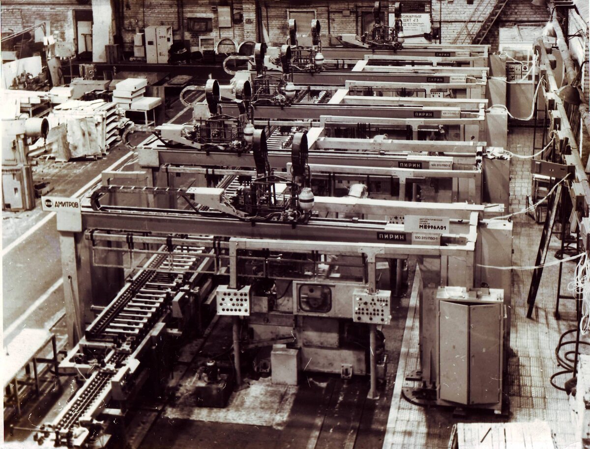 Сборка станков для линии 2-й очереди. Фото 1968-70 гг.