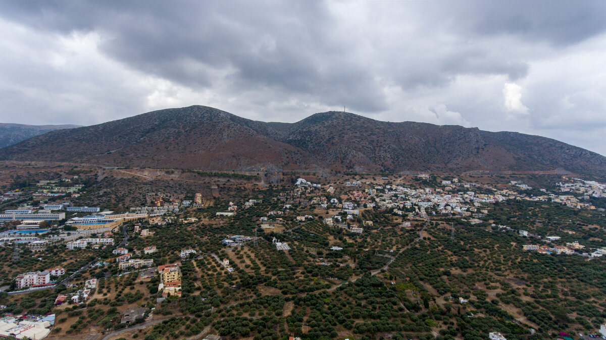 Справа виден "старый город" Херсониссос. Самые крутые таверны именно там