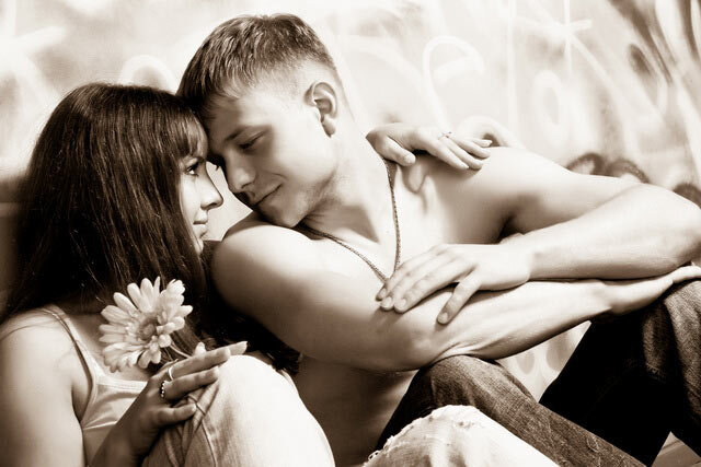 Дело в том, что методы, которые подходят для того, чтобы понравиться мужчине, не всегда подходят для парней. А если подходят, то на некоторые особенности нужно обратить больше внимания, что-то подходит с оговорками. Парни еще не совсем мужчины, у них есть свои особенности, и не так уж мало.