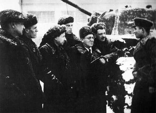 Писатели и художники рядом с танком «Беспощадный»