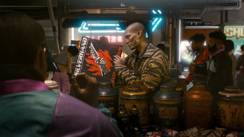  Сегодня польские разработчики из CD Projekt RED провели закрытую презентацию Cyberpunk 2077 на выставке Е3 2018, где показали журналистам игровой процесс ожидаемой RPG. В этой заметке мы собрали новые подробности о проекте.Cyberpunk 2077 — ролевая игра от первого лица. Такая перспектива была выбрана из-за желания продемонстрировать каждую деталь огромного бесшовного мира, однако в диалогах и роликах камера всё-таки переключается на другие ракурсы.Главный герой — наёмник Ви (V), берущийся за самые опасные задания в городе. Перед началом прохождения игрокам предстоит выбрать пол и детали биографии героя (это влияет на дальнейшее повествование), а после — повысить базовые характеристики (сила, интеллект, законопослушность, рефлексы, знание технологий и «крутость»), а также настроить внешность. Да, будет редактор персонажа с обширной кастомизацией внешности (причёски, тату, телосложение и одежда).Речь каждого жителя футуристического калифорнийского города Найт-Сити полностью озвучена — это касается и главного героя. По словам разработчиков, они не могли поступить иначе, ведь Cyberpunk 2077 ориентирована на сюжет, а даже минимальная фальшь может выдать искусственность созданного мира.Многие ситуации разрешаются разными путями. Например, если у игрока слишком низок уровень хакерства, однако достаточно развиты инженерные способности, он может «покопаться» в панели закрытой двери и таким образом открыть её.Перестрелки проходят в реальном времени и отдалённо напоминают бои в стиле Gears of War. Персонажи, как и игрок, постоянно используют укрытия. При этом противников можно взламывать, а определённые имплантаты расширяют возможности героя: активируют замедление времени, выдают больше информации о происходящем вокруг и позволяют бегать по стенам. Помимо прочего, можно вступать в рукопашный бой (даже с кибермечами!) и использовать окружение.Журналисты остались в полном восторге от проработки города. По их словам, на каждом шагу виден фирменный почерк CD Projekt RED, а столь скрупулезный подход к созданию мира можно встретить только в играх Rockstar. При этом на каждом шагу чувствуется влияние произведений в жанре киберпанк, созданных в 1980-х годах.