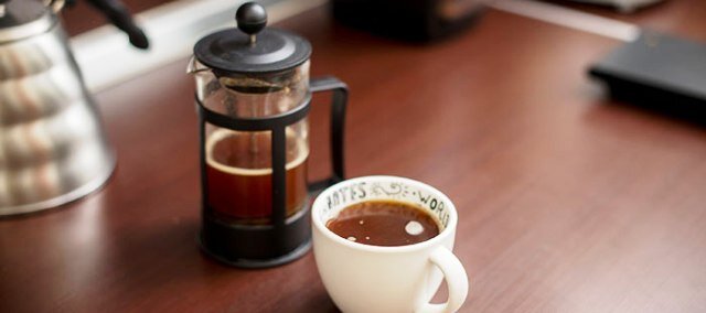 Дома тоже может быть вкусный кофе! 1. Вам нужен крупный помол Вода будет долго контактировать с зерном, так что крупный помол — залог того, что кофе не переэкстрагируется и сохранит свой богатый вкус.
