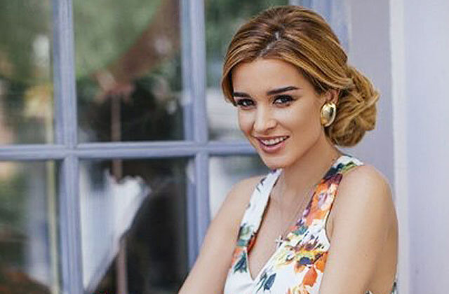 Недавно Ксения Бородина  и Курбан Омаров отпраздновали годовщину собственной свадьбы. Мужчина приготовил своей возлюбленной сюрприз – поездку в Турцию всей семьей, дабы они смогли как следует отдохнуть и отойти от мирских забот хотя бы на недельку-другую. Разумеется, об этом их спонтанном путешествии мгновенно прознали все поклонники – всё-таки Ксюша личность публичная с приставкой «очень», на нее только в одном Instagram подписано столько людей, сколько некоторые страны населяет. И злопыхатели тоже – те самые, что днями и ночами рыскают по ее профилю, выискивая там поводы спровоцировать скандал: например, рыщут глазами по тем фото, где она делает акцент на своей стройной фигуре. Не секрет, что «Ксю» вот уже который год пропагандирует здоровый образ жизни и правильное питание собственным примером, раз за разом выставляя снимки того, как на практике работают ее советы – то бишь, своей осиной талии и стройных упругих бедер. Так вот, во время ее пребывания на турецком курорте кое-кому из таких вот недоброжелателей всё же удалось застать врасплох всенародную любимицу из Дом 2, сфотографировав ее с такого ракурса, что с него и не видно, чтобы это была та же девушка модельной внешности, что и на своих Инстаграм-фото.