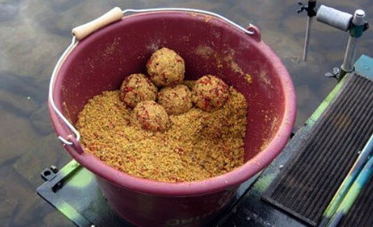 Фото: http://fish-rusclub.ru/wp-content/uploads/2014/05/prikorma-karasya-720x340.jpg