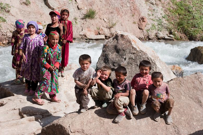 Кишлак факты. Кишлак Узбекистан дети. Семья бедни Таджикистане. Таджикистан деревня. Таджикистан люди.