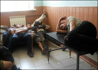 Задержанные мигранты в мытищинском ОВД. Фото со страницы Каримджона Ёрова в Facebook 
