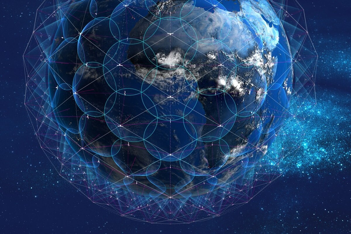 Во время «Прямой линии» в этом году Владимир Путин объявил о старте проекта глобальной многофункциональной инфокоммуникационной спутниковой системы с рабочим названием «Сфера».