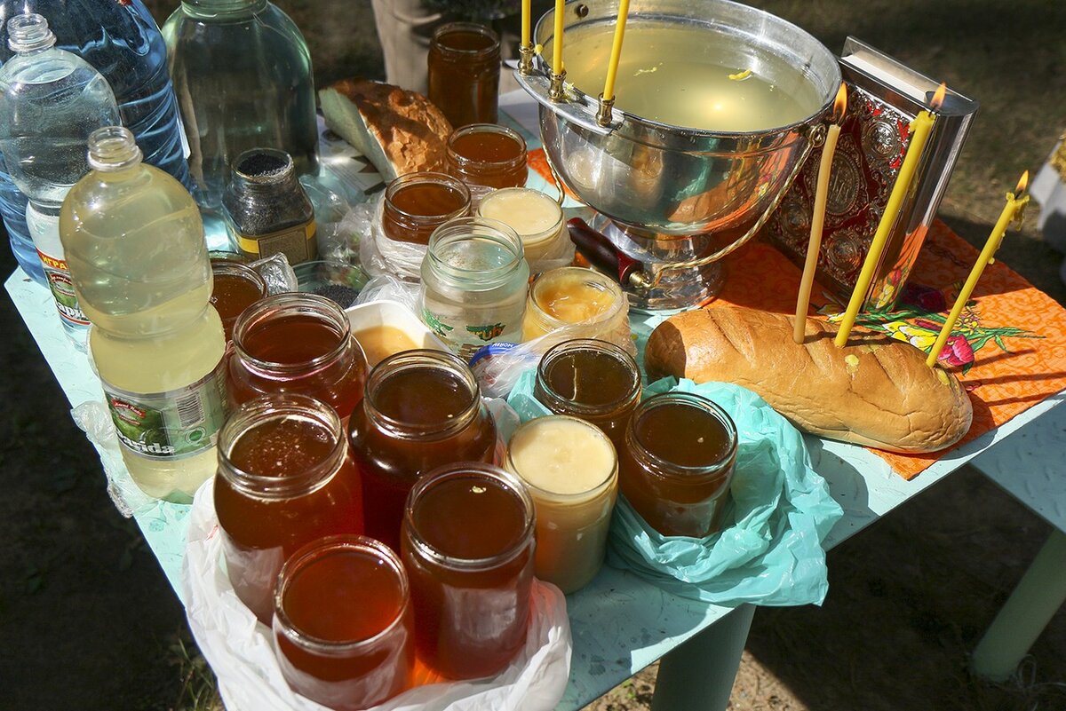 Тортик медовик. Медовый спас. Мёд пасека красная поляна. Медовик домашний. Торт медовый.