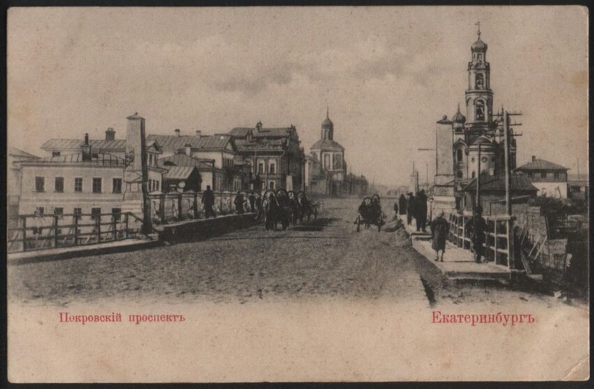 Фото с восточного берега. Слева в перспективе улицы виден Большой Златоуст, справа — Малый Златоуст